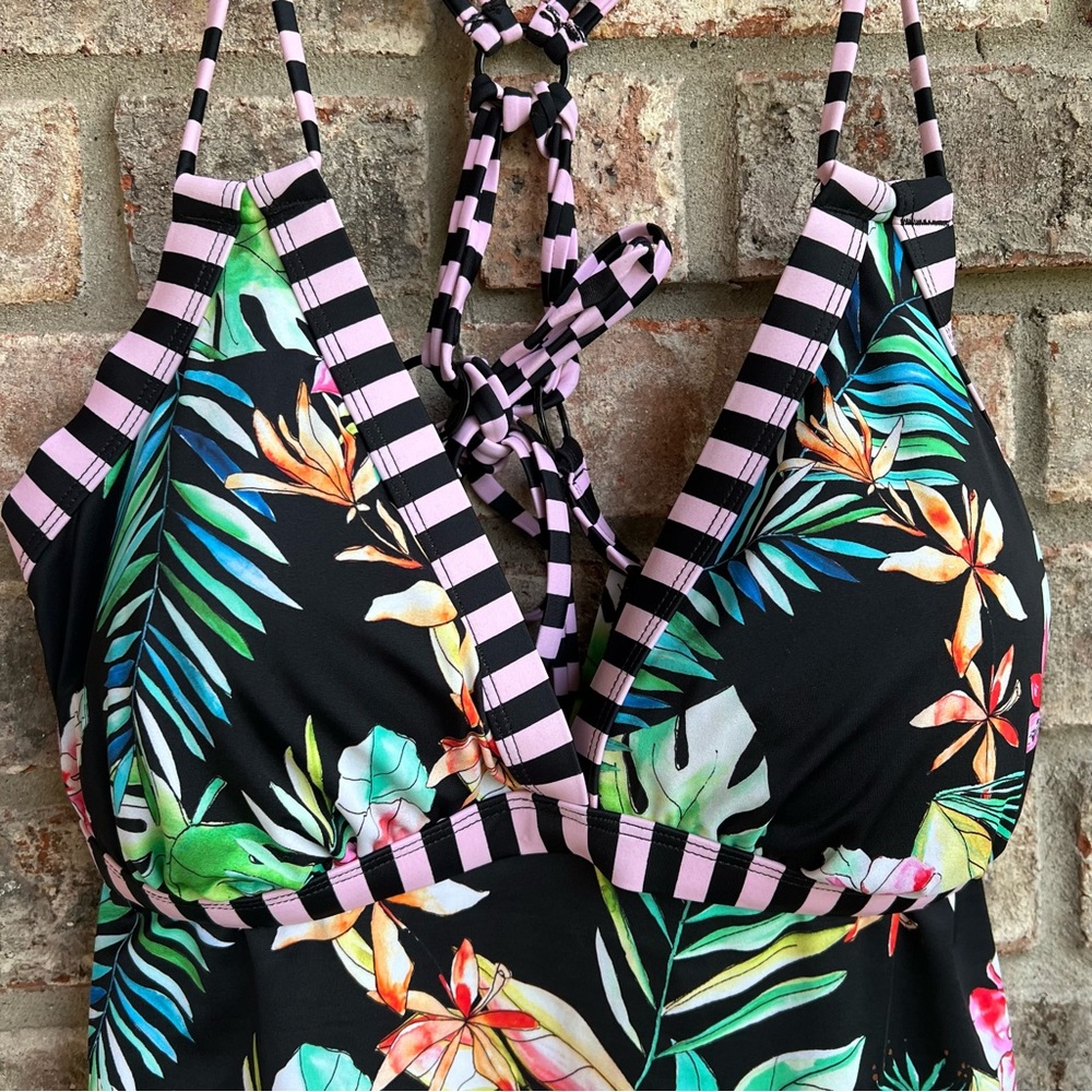 🍒💣 Hawaiian inspired bathing suit top - Picture 3 of 8